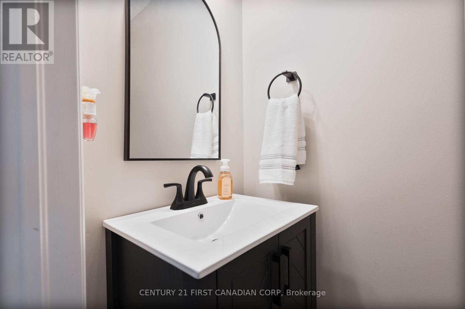 17 Allison Court, Strathroy-Caradoc (Ne), ON - Indoor Photo Showing Bathroom