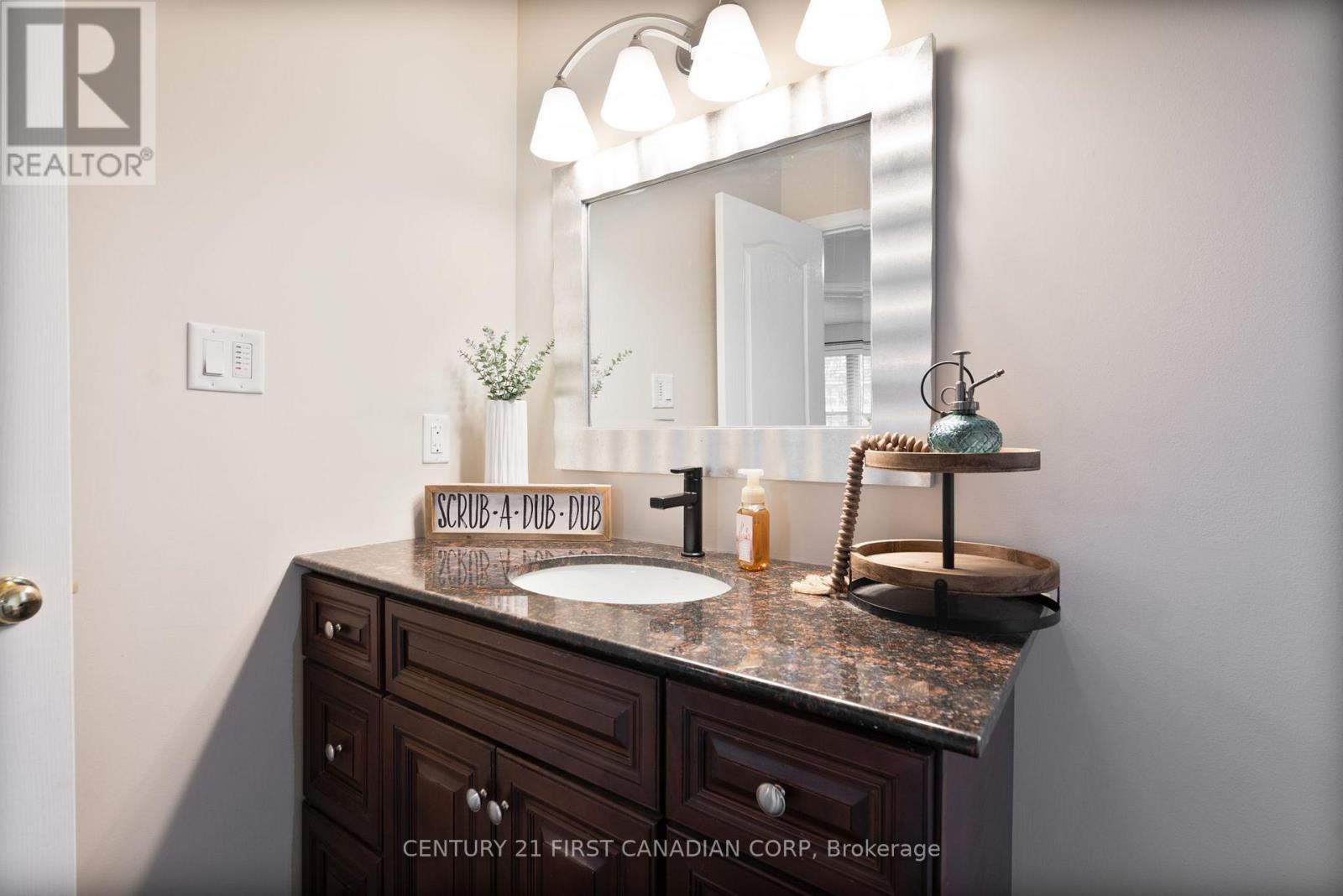 17 Allison Court, Strathroy-Caradoc (Ne), ON - Indoor Photo Showing Bathroom