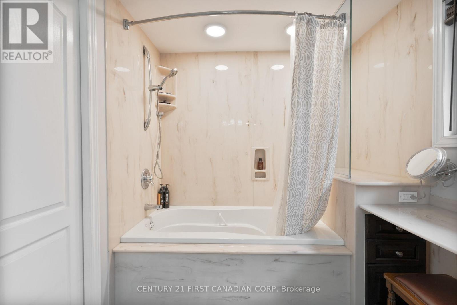 17 Allison Court, Strathroy-Caradoc (Ne), ON - Indoor Photo Showing Bathroom