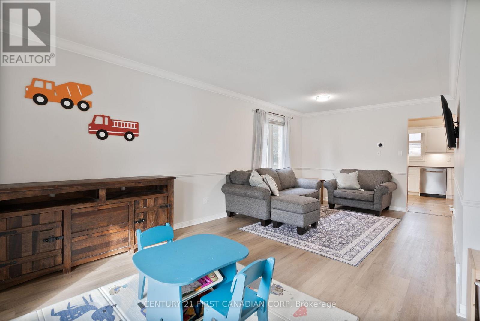 17 Allison Court, Strathroy-Caradoc (Ne), ON - Indoor Photo Showing Living Room