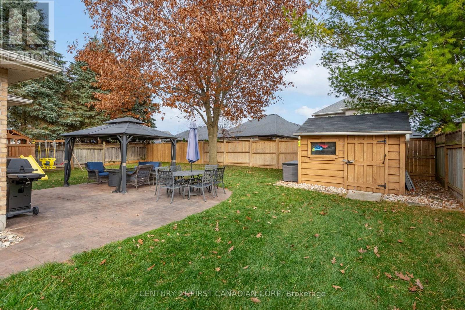 17 Allison Court, Strathroy-Caradoc (Ne), ON - Outdoor With Backyard