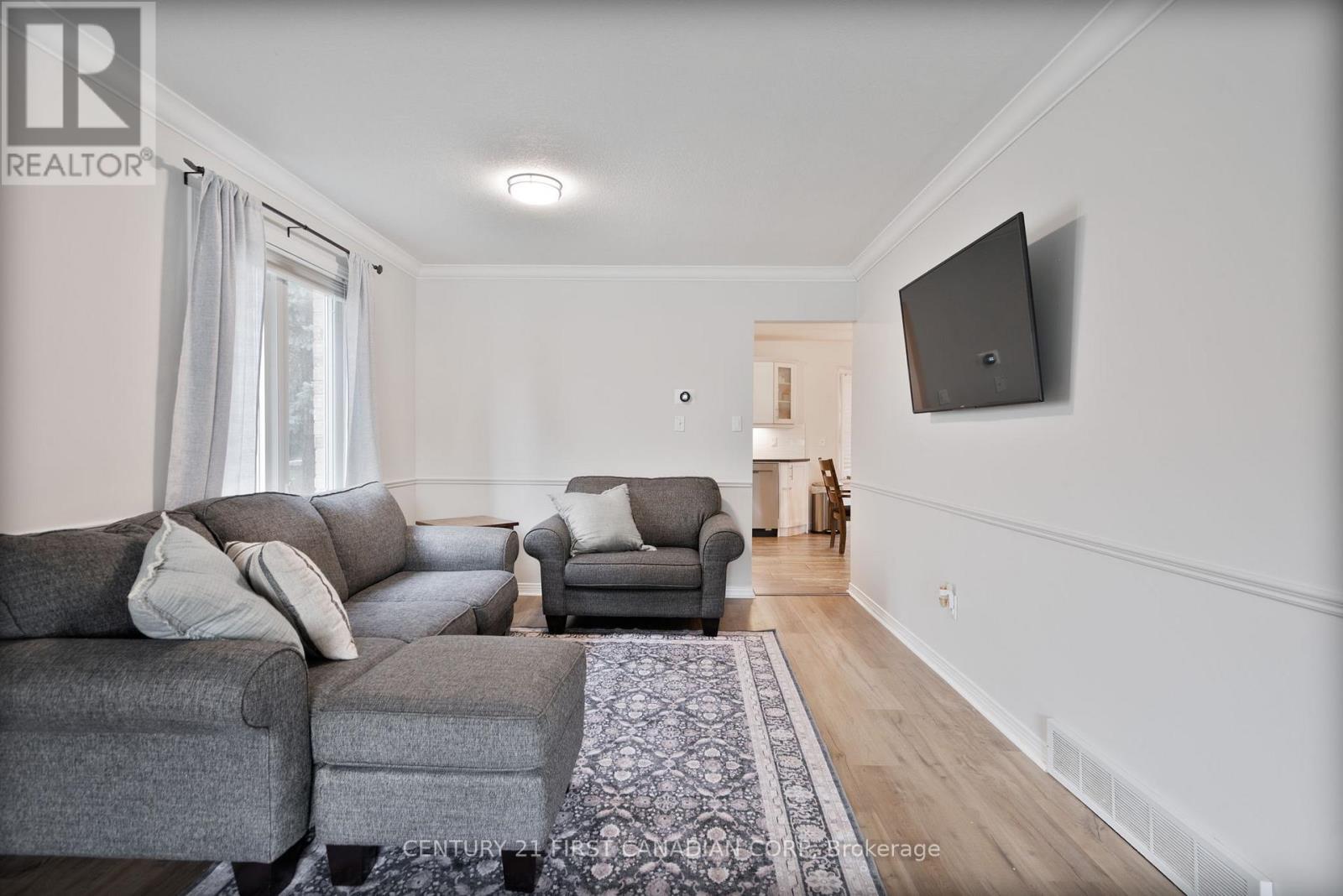 17 Allison Court, Strathroy-Caradoc (Ne), ON - Indoor Photo Showing Living Room