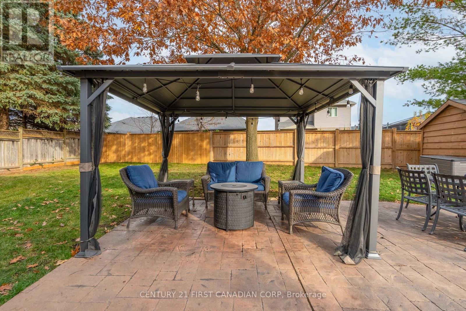 17 Allison Court, Strathroy-Caradoc (Ne), ON - Outdoor With Deck Patio Veranda