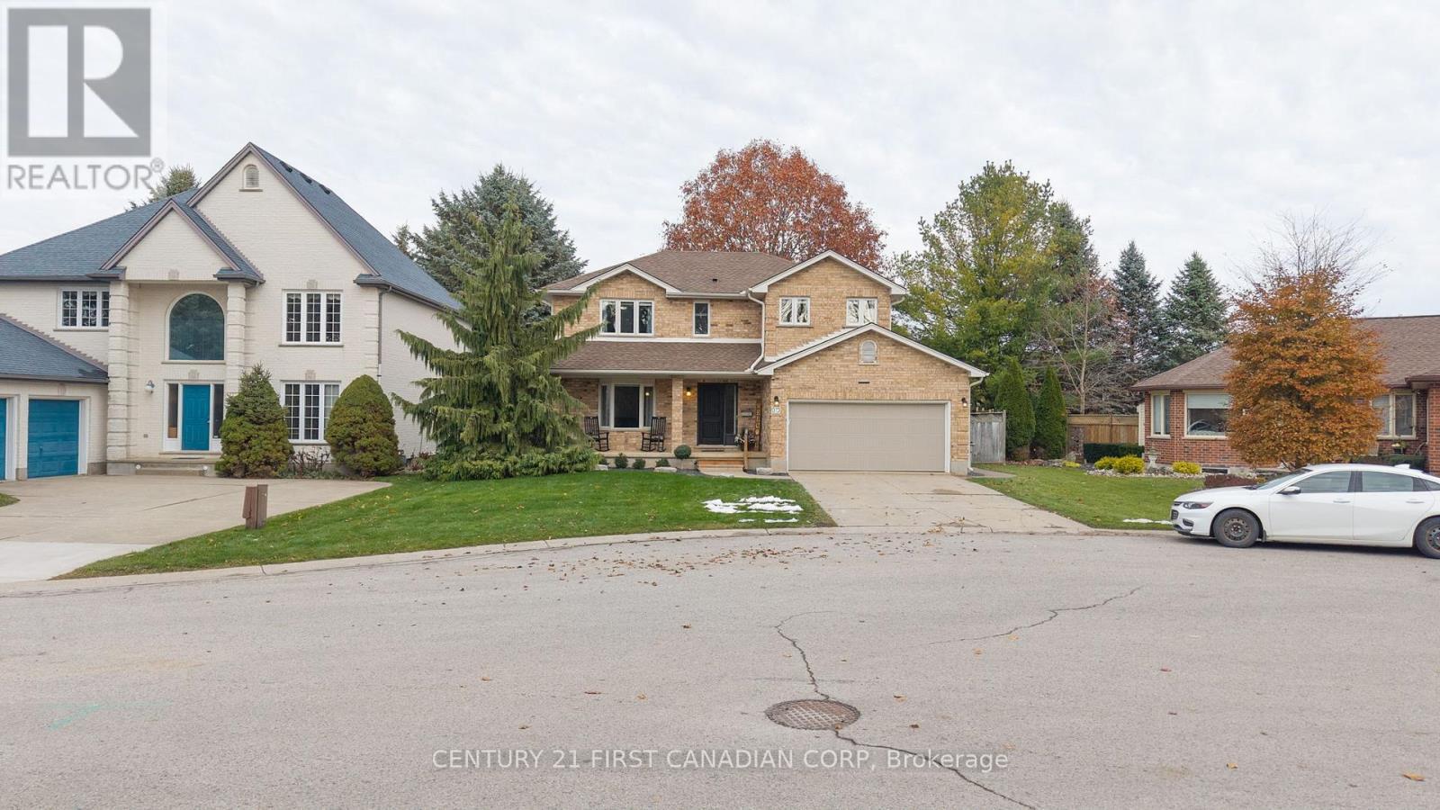17 Allison Court, Strathroy-Caradoc (Ne), ON - Outdoor With Facade