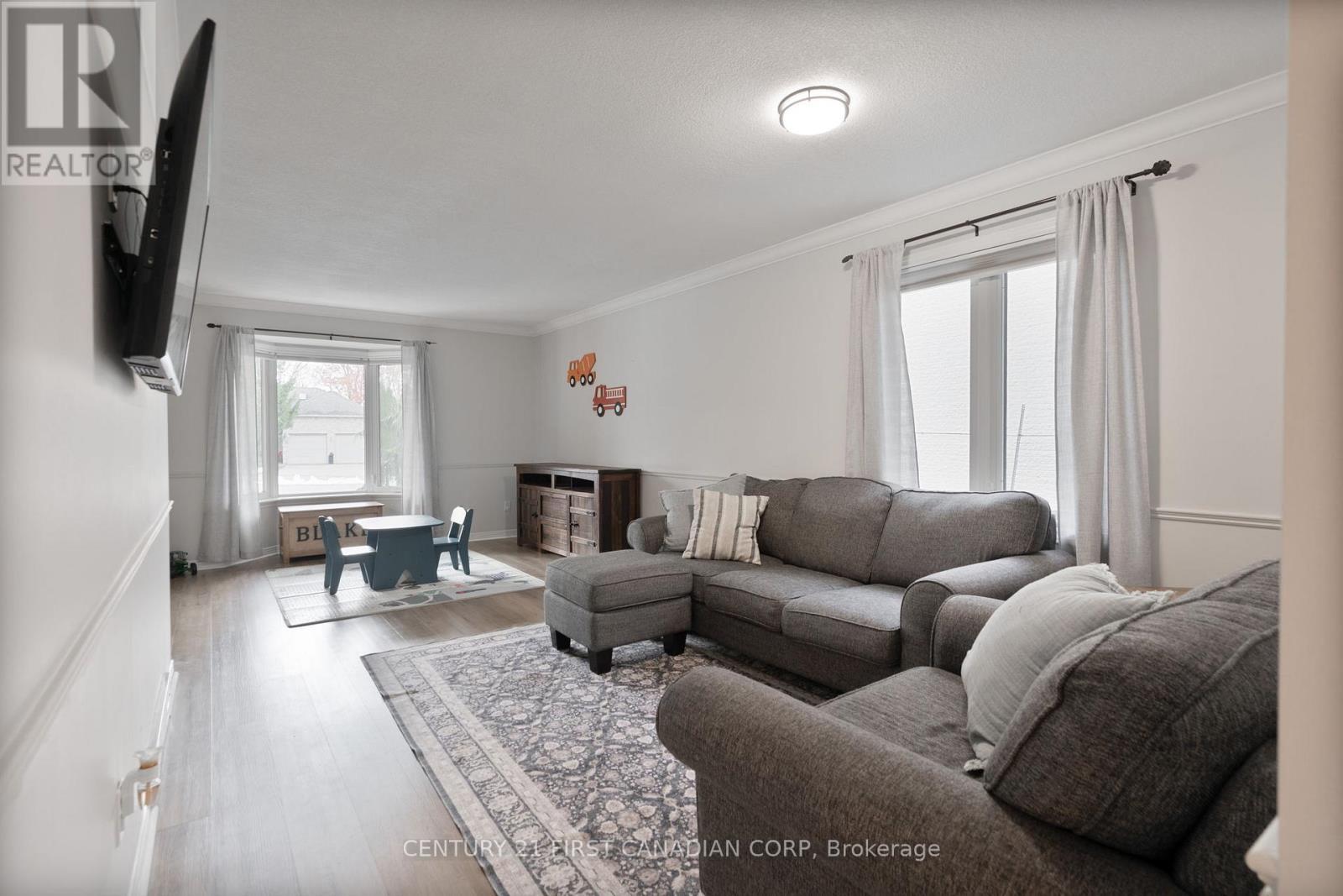 17 Allison Court, Strathroy-Caradoc (Ne), ON - Indoor Photo Showing Living Room