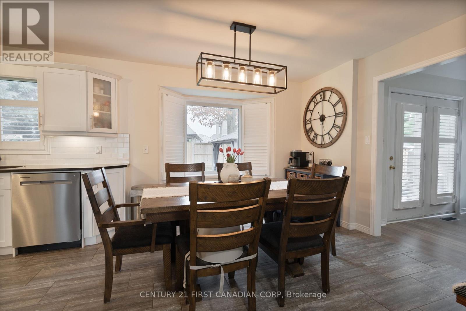 17 Allison Court, Strathroy-Caradoc (Ne), ON - Indoor Photo Showing Dining Room