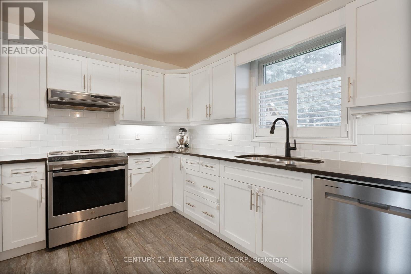 17 Allison Court, Strathroy-Caradoc (Ne), ON - Indoor Photo Showing Kitchen With Upgraded Kitchen