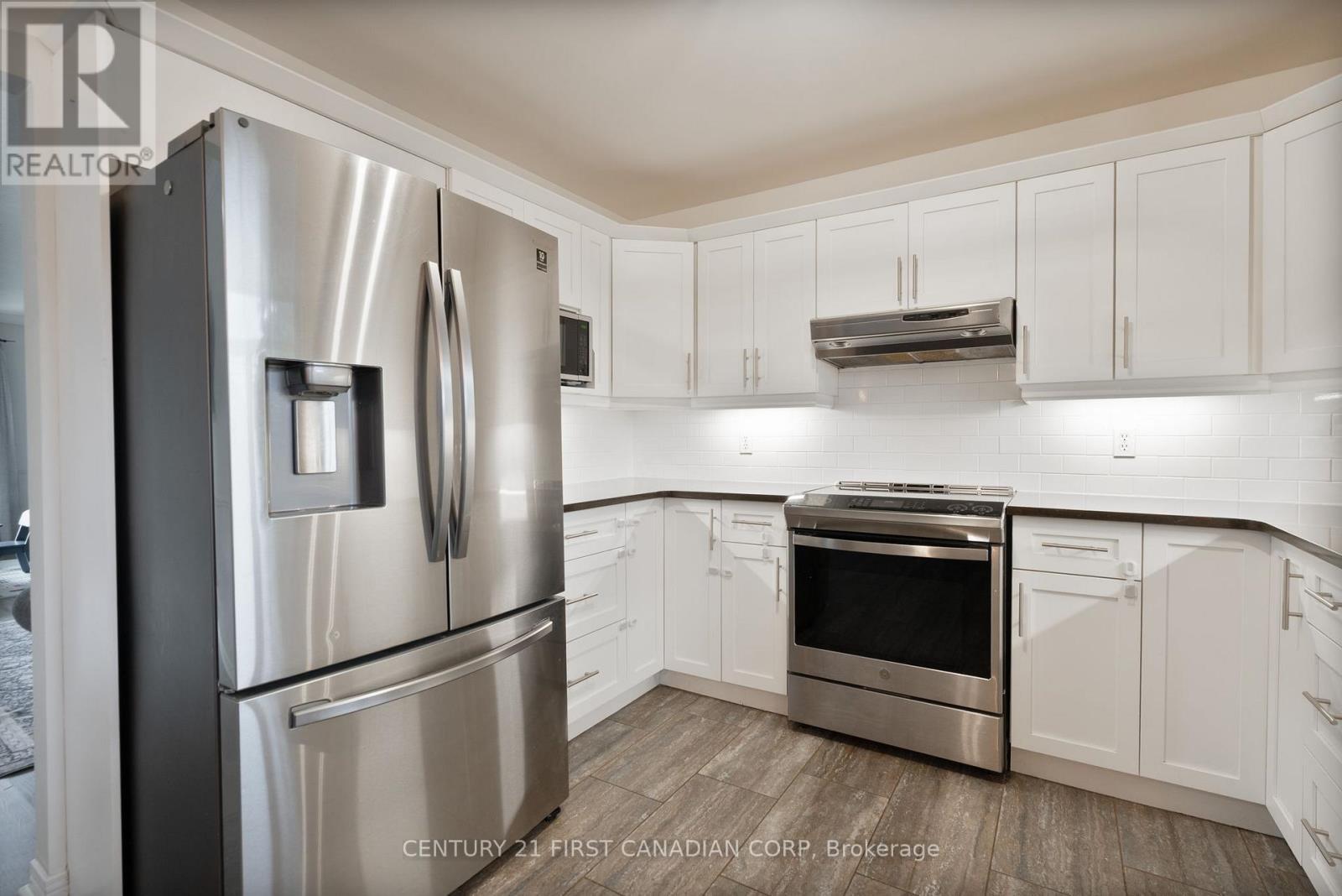 17 Allison Court, Strathroy-Caradoc (Ne), ON - Indoor Photo Showing Kitchen