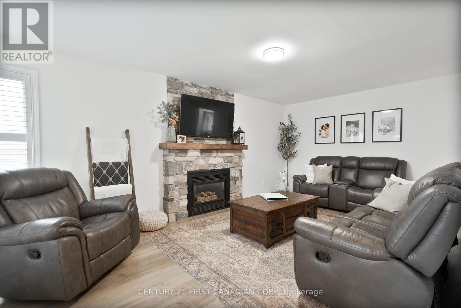 17 Allison Court, Strathroy-Caradoc (Ne), ON - Indoor Photo Showing Living Room With Fireplace