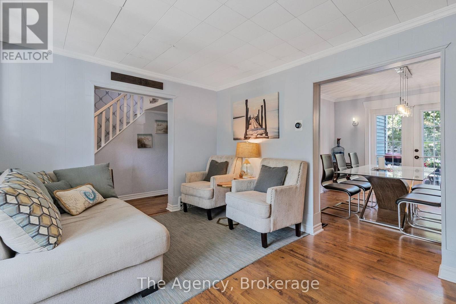 1 Mareve Avenue, Hamilton (Hamilton Beach), ON - Indoor Photo Showing Living Room