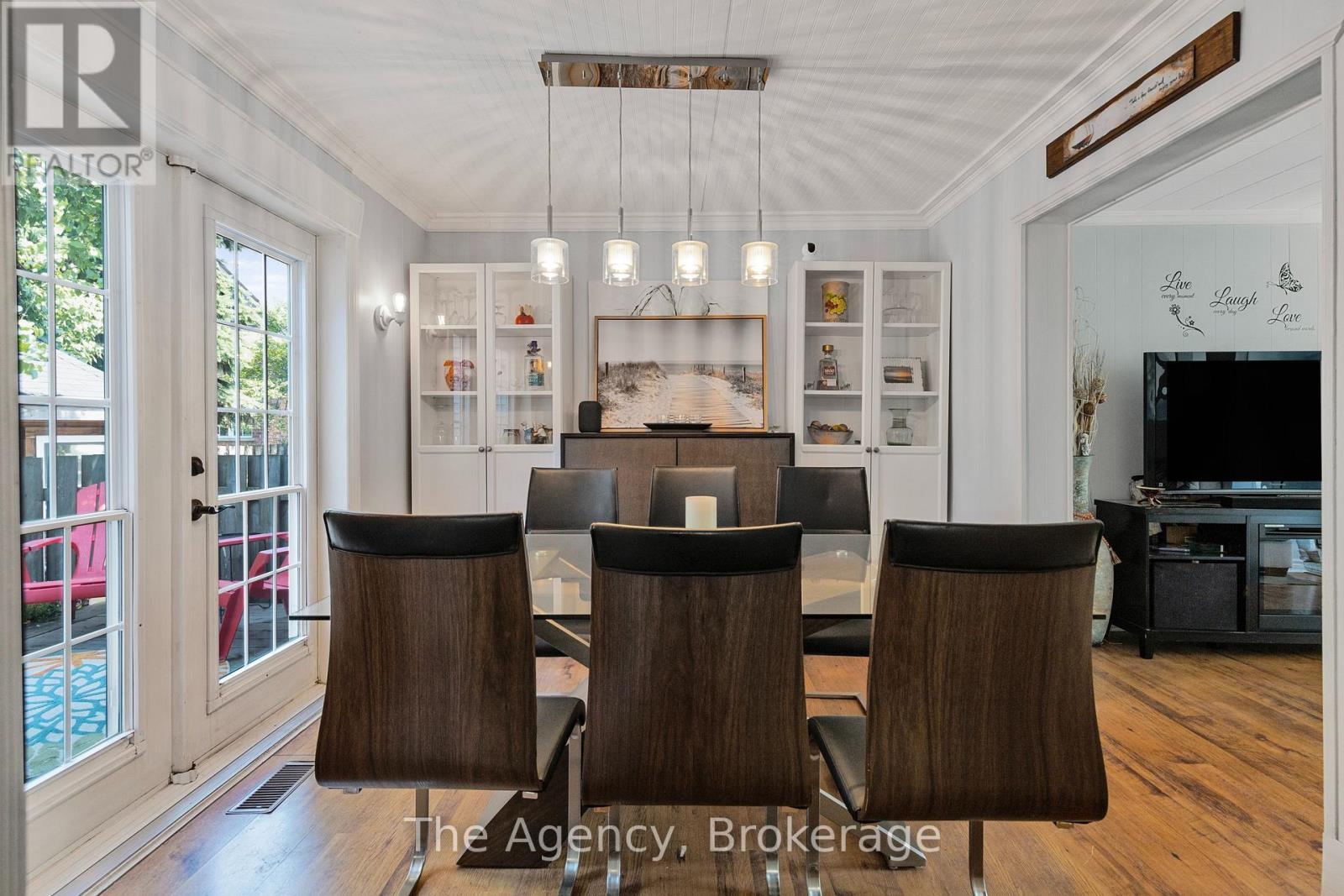 1 Mareve Avenue, Hamilton (Hamilton Beach), ON - Indoor Photo Showing Dining Room