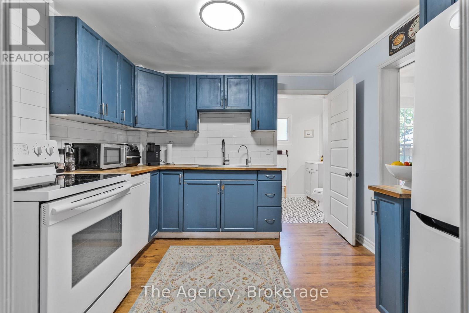 1 Mareve Avenue, Hamilton (Hamilton Beach), ON - Indoor Photo Showing Kitchen
