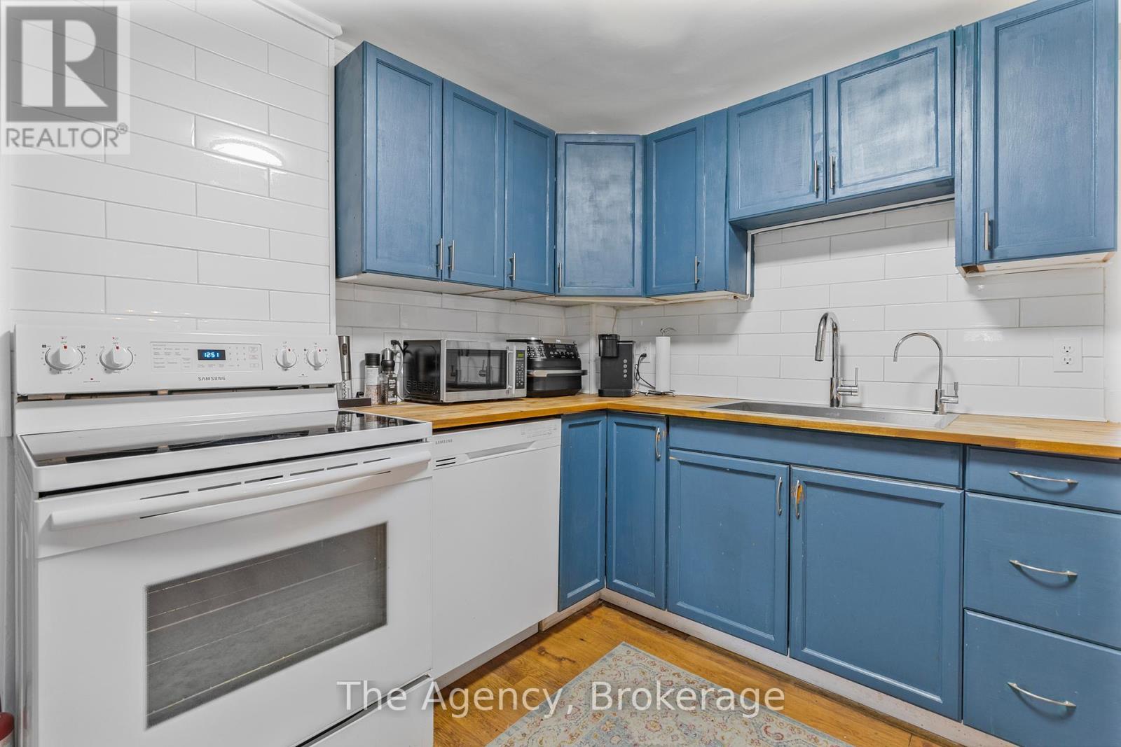 1 Mareve Avenue, Hamilton (Hamilton Beach), ON - Indoor Photo Showing Kitchen