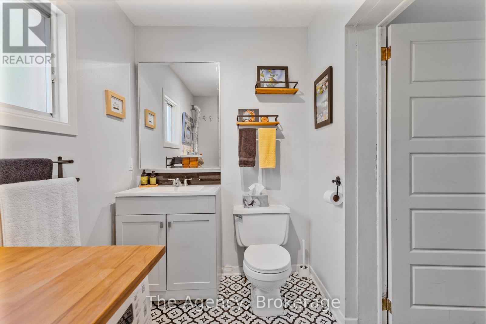 1 Mareve Avenue, Hamilton (Hamilton Beach), ON - Indoor Photo Showing Bathroom