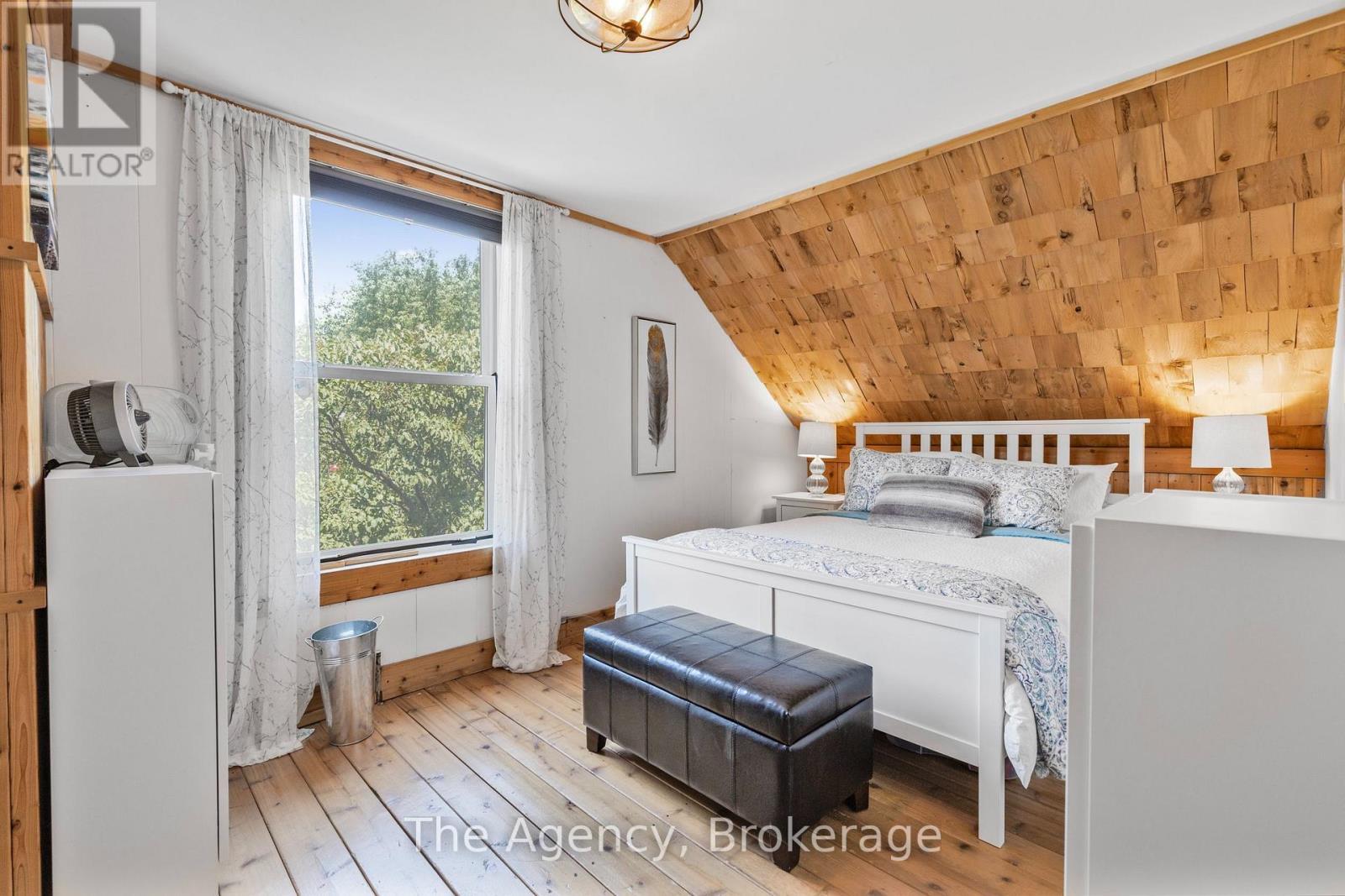 1 Mareve Avenue, Hamilton (Hamilton Beach), ON - Indoor Photo Showing Bedroom