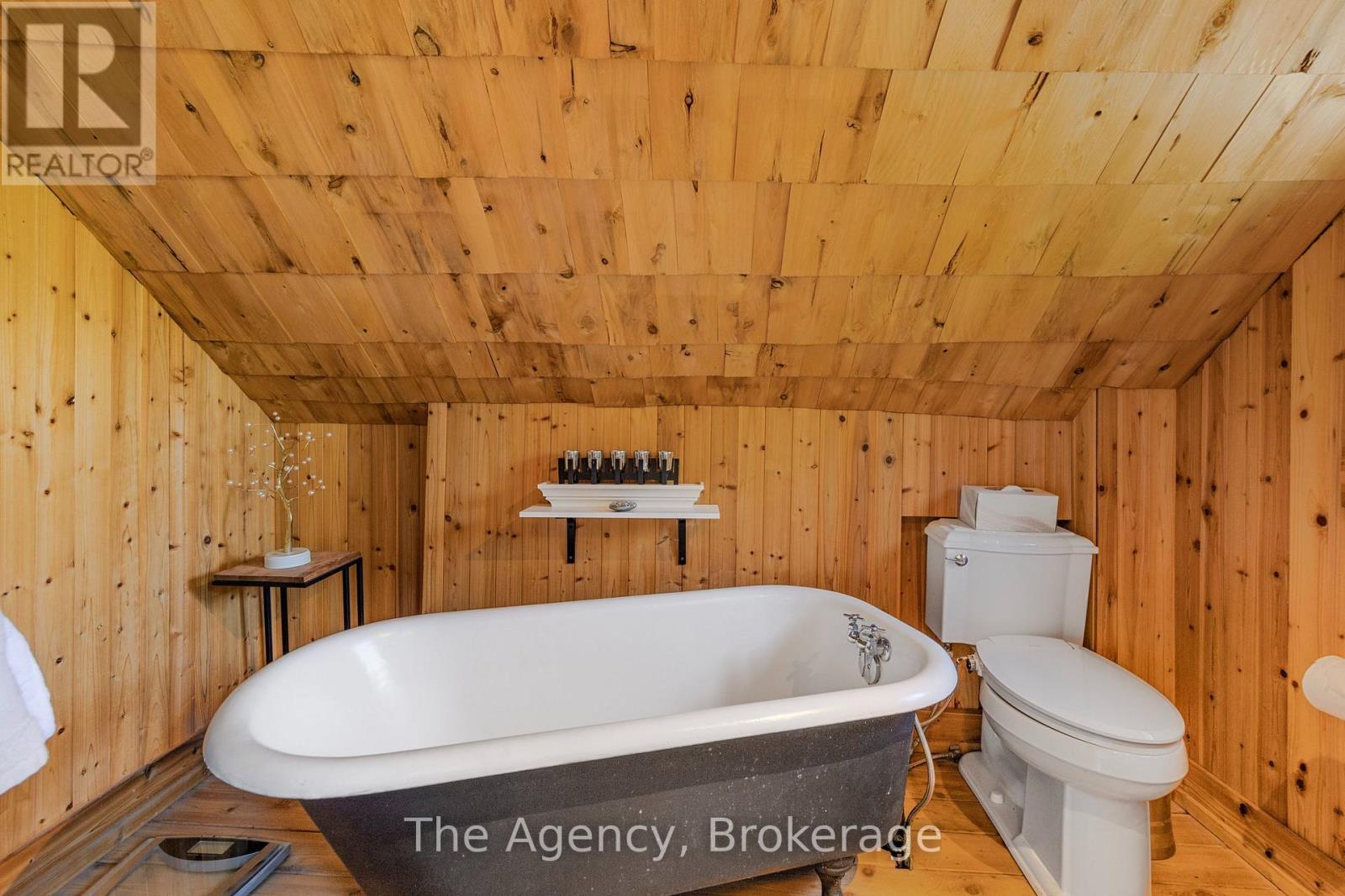 1 Mareve Avenue, Hamilton (Hamilton Beach), ON - Indoor Photo Showing Bathroom