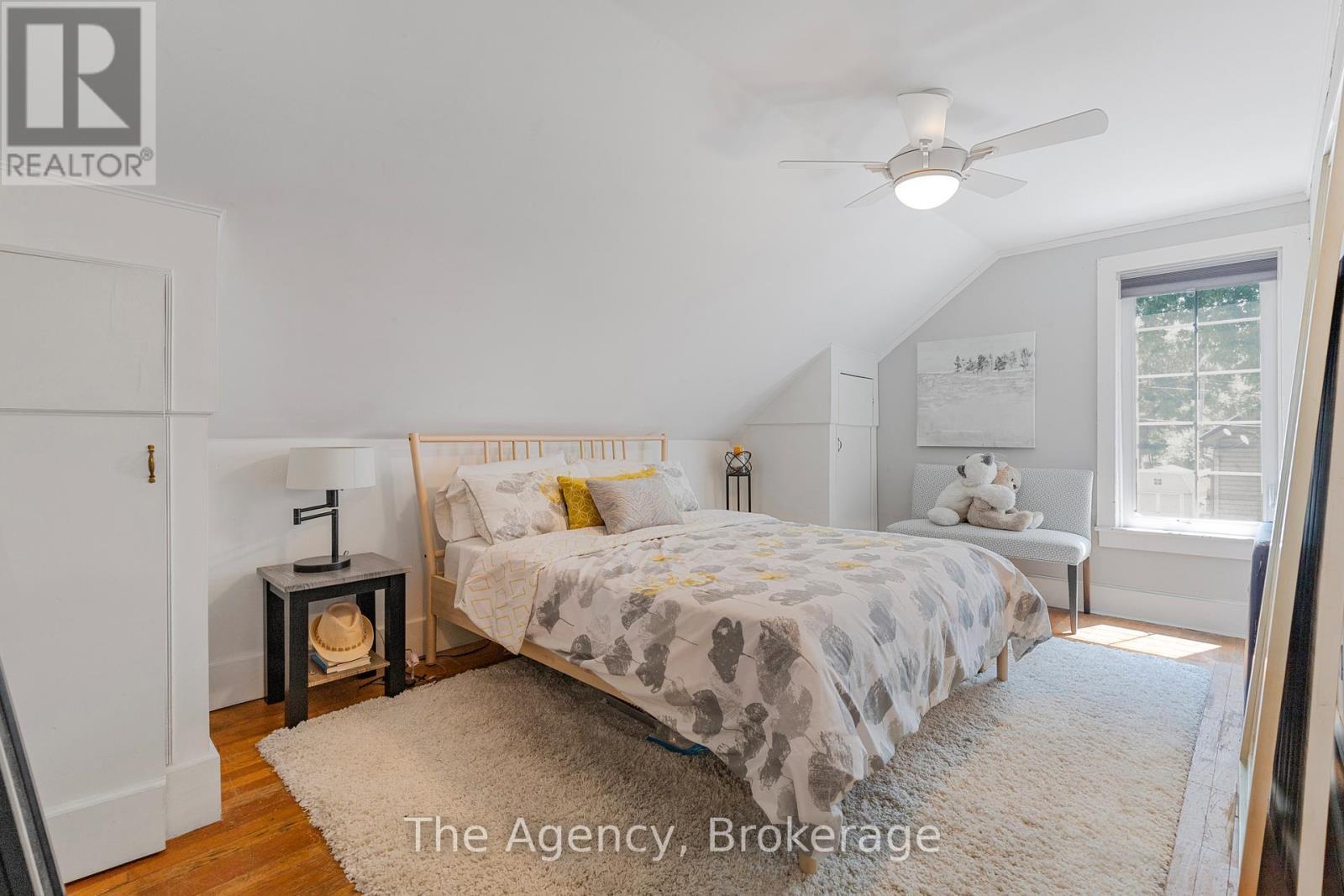 1 Mareve Avenue, Hamilton (Hamilton Beach), ON - Indoor Photo Showing Bedroom
