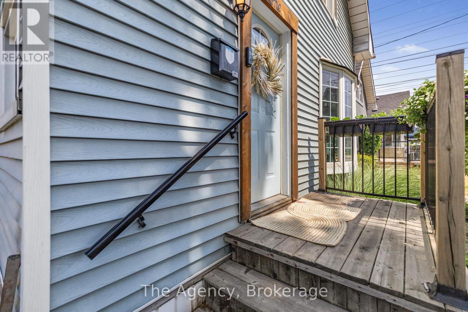 1 Mareve Avenue, Hamilton (Hamilton Beach), ON - Outdoor