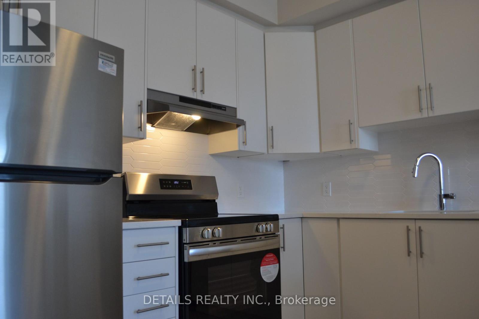 604 - 397 Codd'S Road, Ottawa, ON - Indoor Photo Showing Kitchen