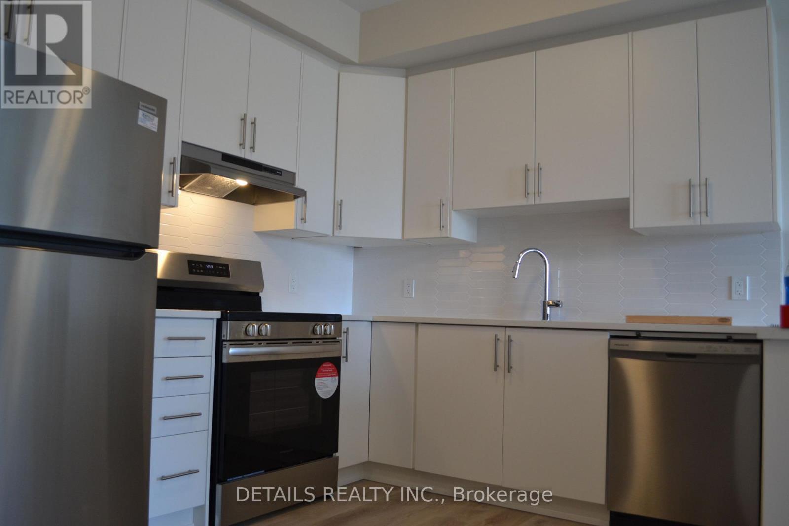 604 - 397 Codd'S Road, Ottawa, ON - Indoor Photo Showing Kitchen