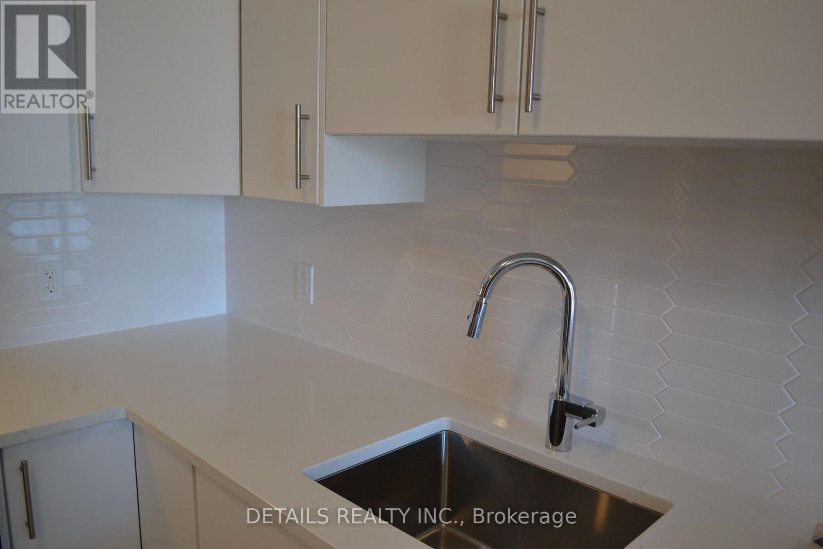 604 - 397 Codd'S Road, Ottawa, ON - Indoor Photo Showing Kitchen