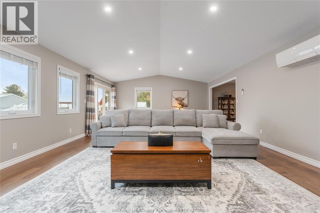 215 County Rd 34 West, Cottam, ON - Indoor Photo Showing Living Room