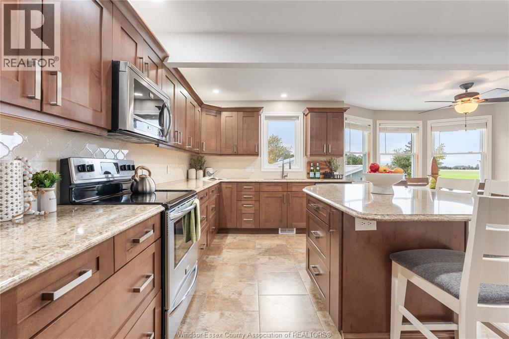 215 County Rd 34 West, Cottam, ON - Indoor Photo Showing Kitchen With Upgraded Kitchen