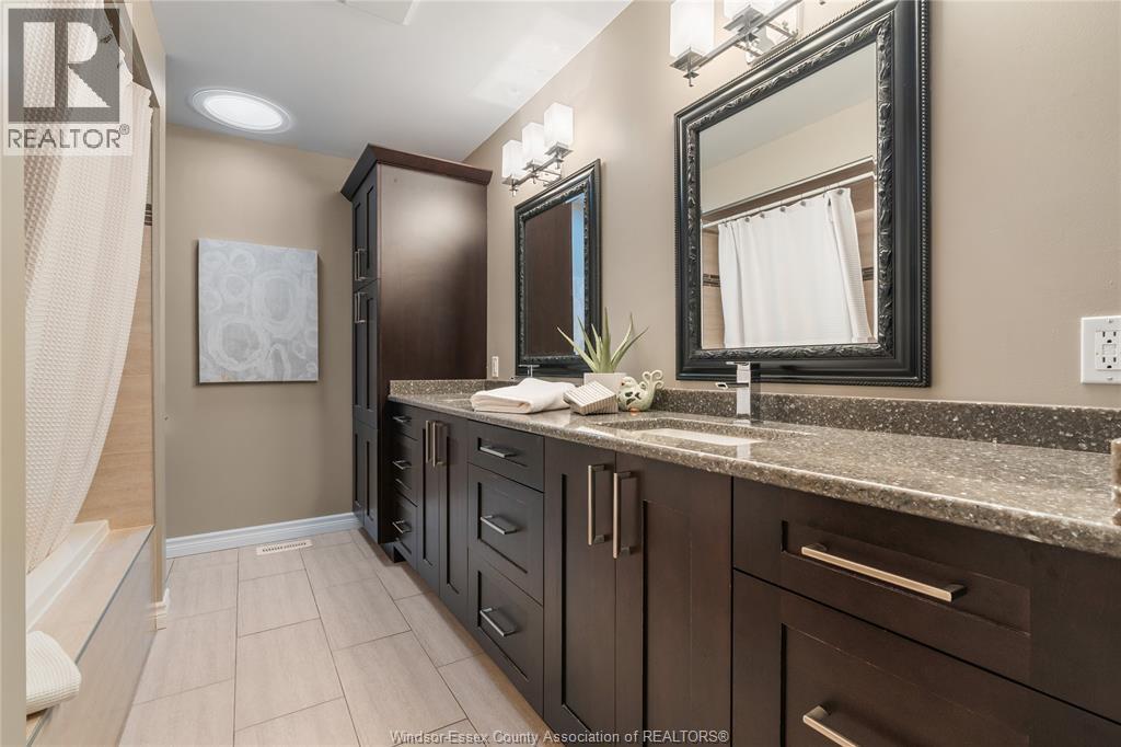 215 County Rd 34 West, Cottam, ON - Indoor Photo Showing Bathroom