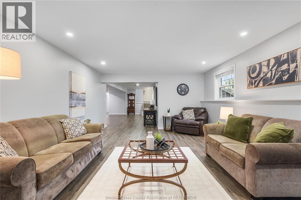 215 County Rd 34 West, Cottam, ON - Indoor Photo Showing Living Room