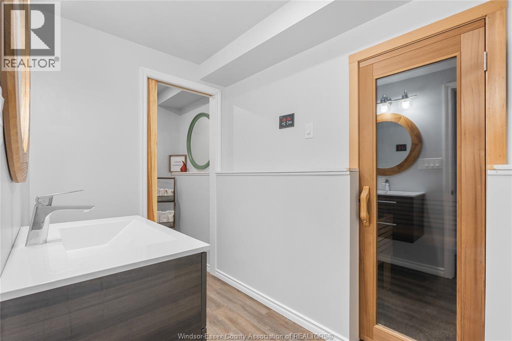 215 County Rd 34 West, Cottam, ON - Indoor Photo Showing Bathroom