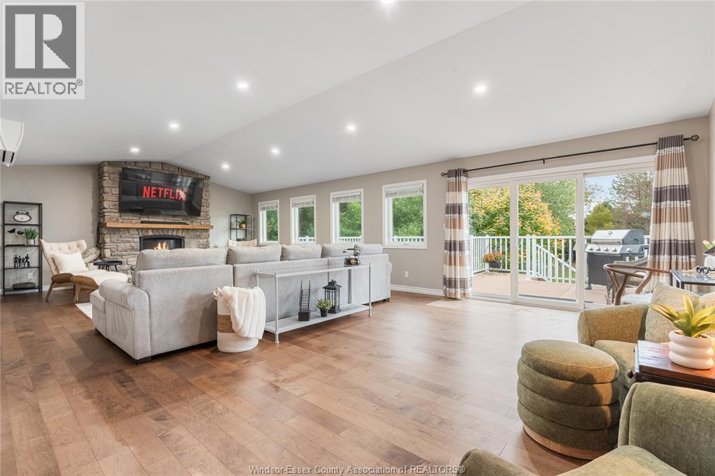 215 County Rd 34 West, Cottam, ON - Indoor Photo Showing Living Room