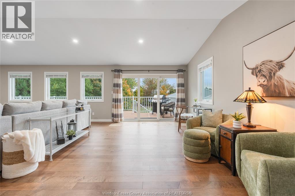 215 County Rd 34 West, Cottam, ON - Indoor Photo Showing Living Room