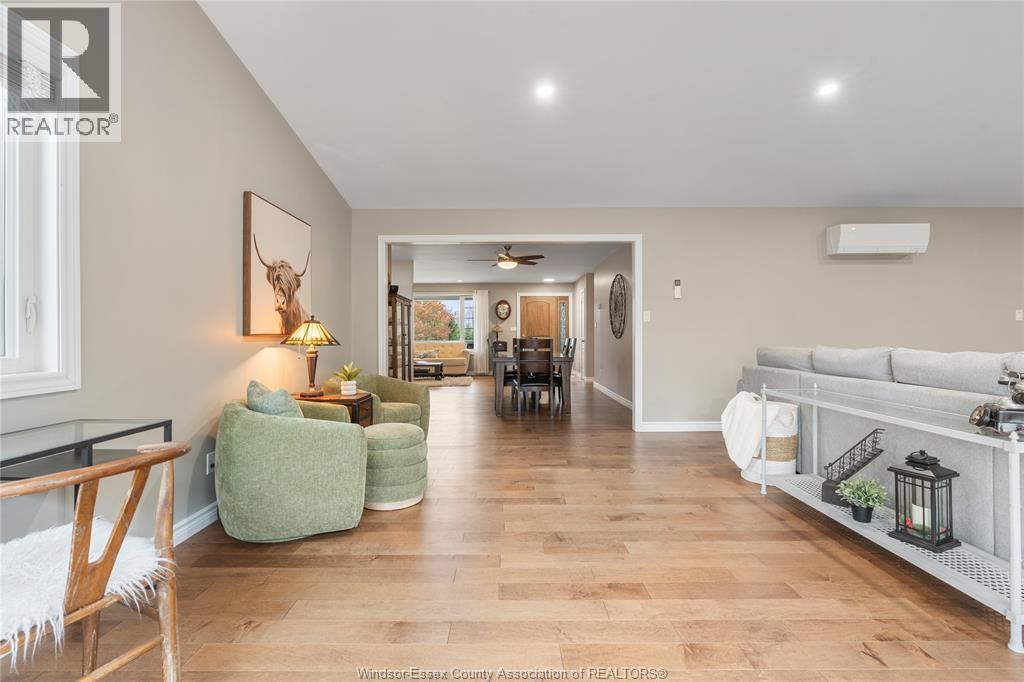 215 County Rd 34 West, Cottam, ON - Indoor Photo Showing Living Room