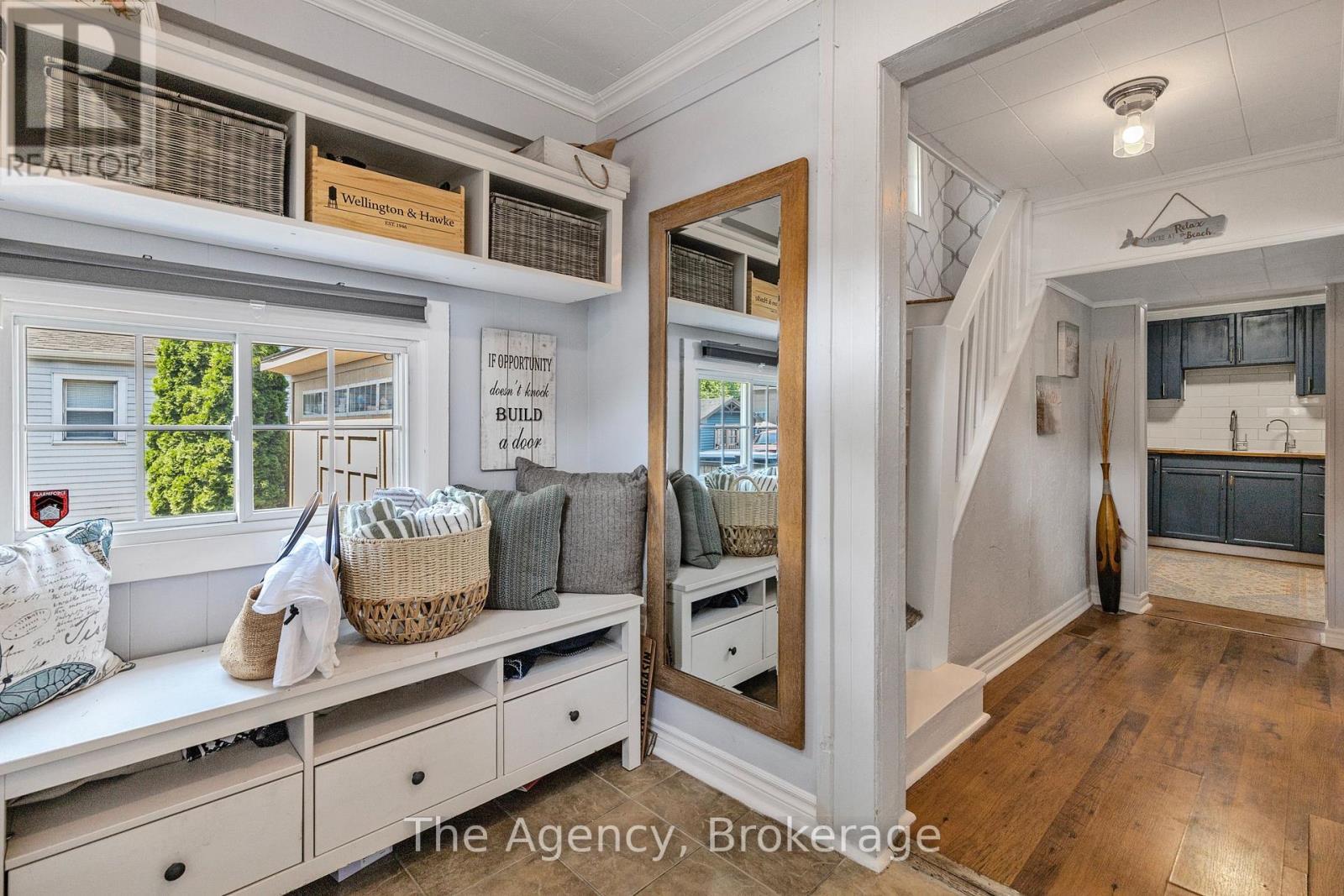 1 Mareve Avenue, Hamilton (Hamilton Beach), ON - Indoor