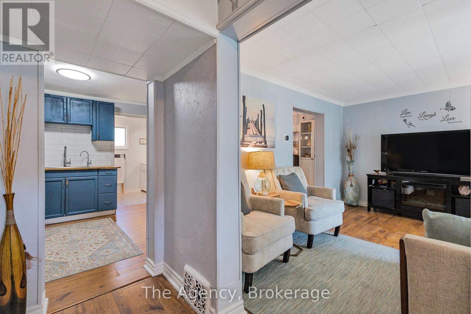 1 Mareve Avenue, Hamilton (Hamilton Beach), ON - Indoor Photo Showing Living Room