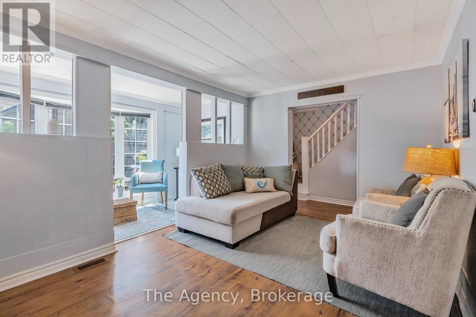 1 Mareve Avenue, Hamilton (Hamilton Beach), ON - Indoor Photo Showing Living Room