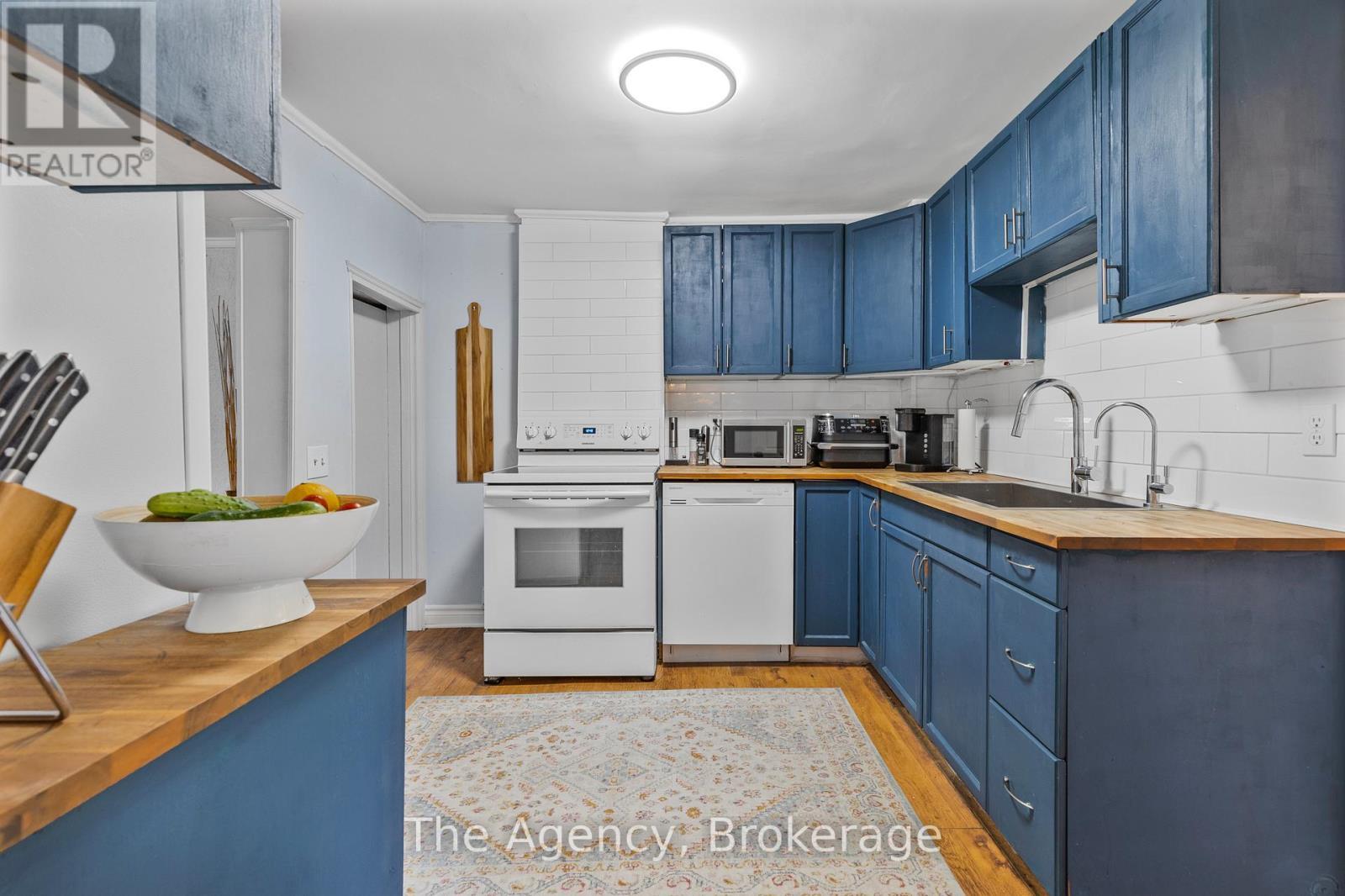 1 Mareve Avenue, Hamilton (Hamilton Beach), ON - Indoor Photo Showing Kitchen
