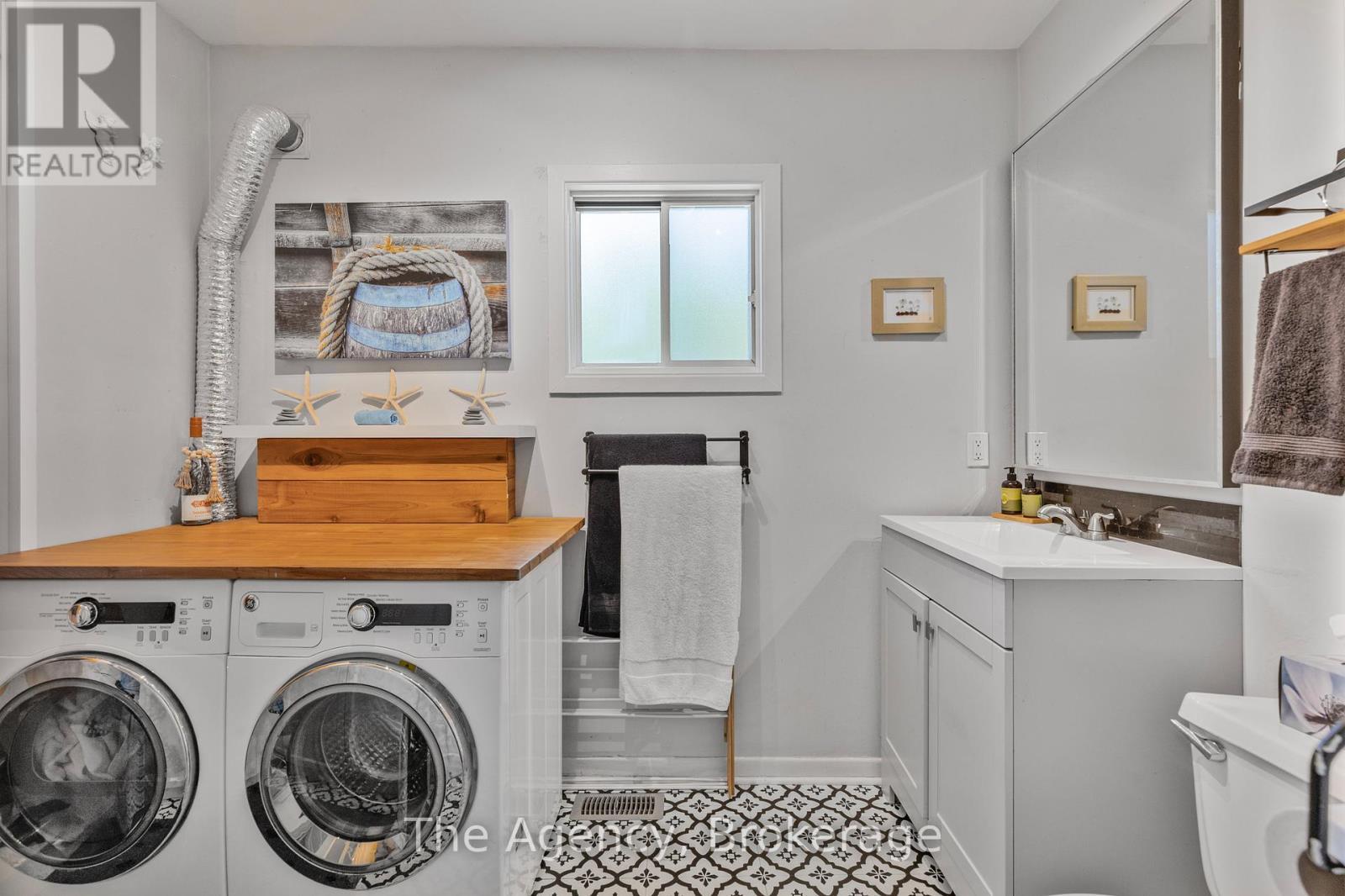 1 Mareve Avenue, Hamilton (Hamilton Beach), ON - Indoor Photo Showing Laundry Room