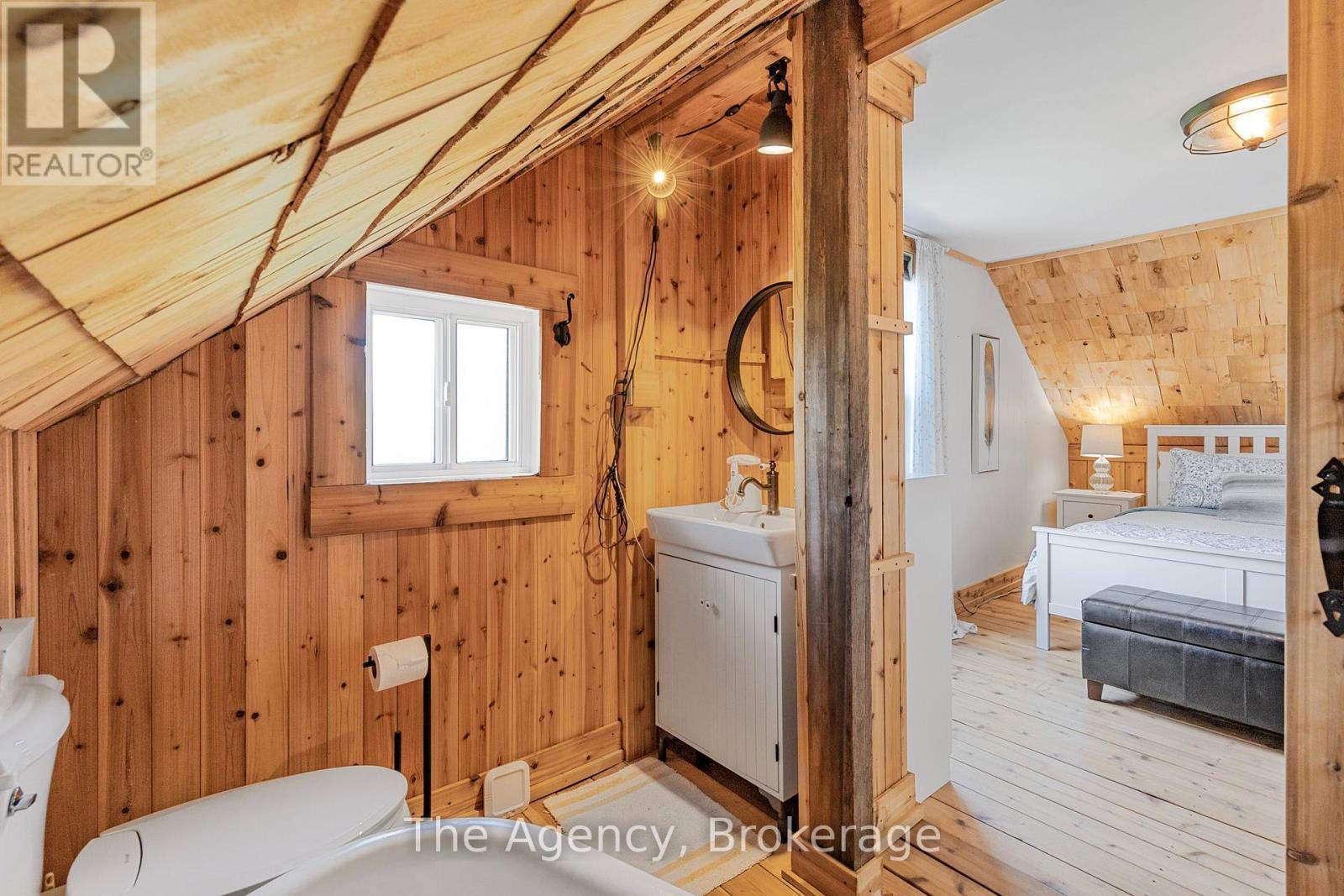 1 Mareve Avenue, Hamilton (Hamilton Beach), ON - Indoor Photo Showing Laundry Room