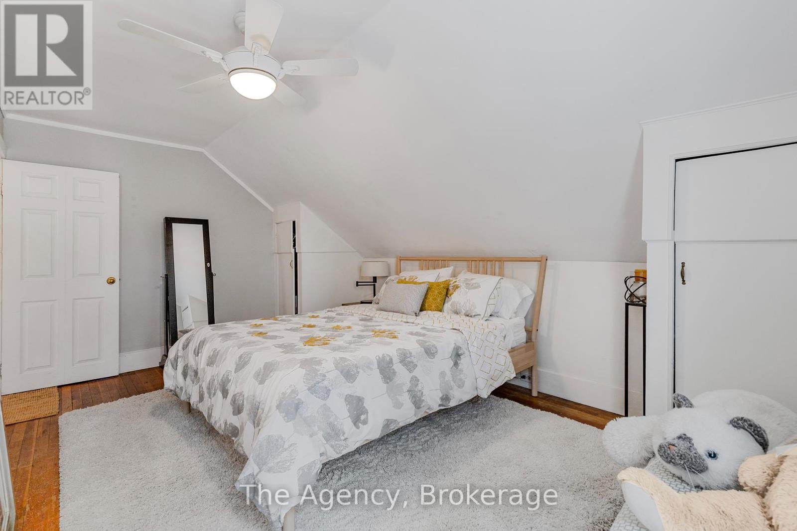 1 Mareve Avenue, Hamilton (Hamilton Beach), ON - Indoor Photo Showing Bedroom