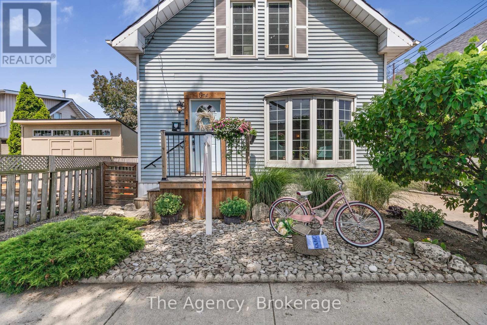 1 Mareve Avenue, Hamilton (Hamilton Beach), ON - Outdoor