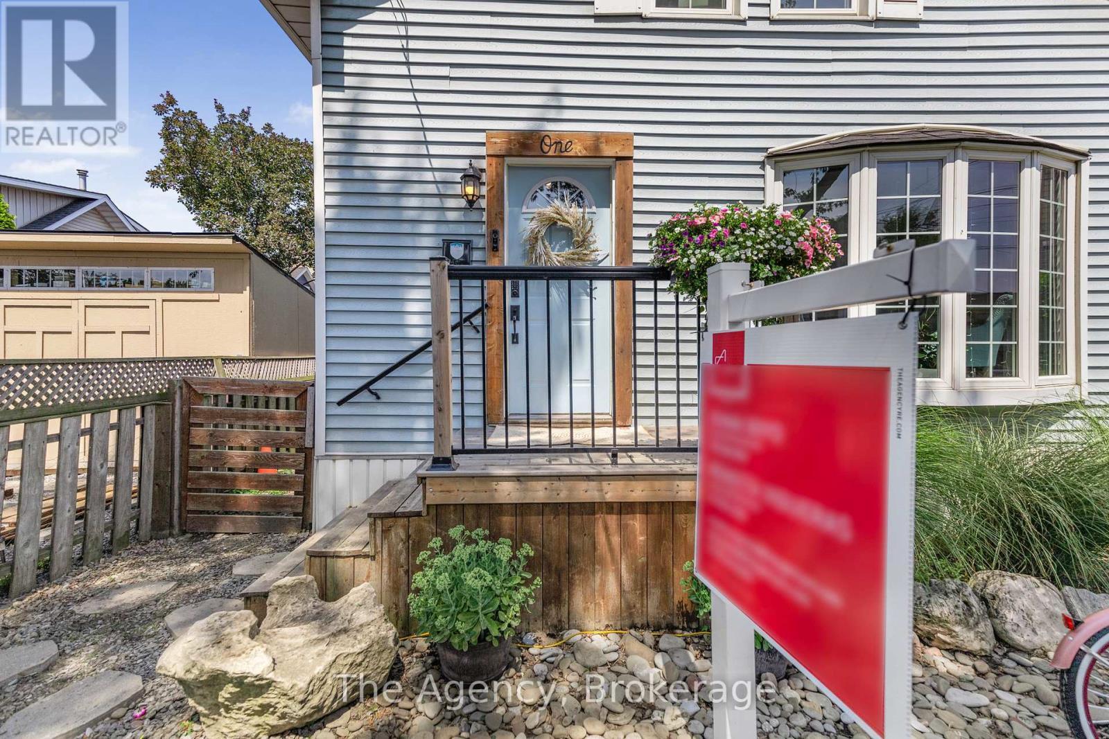 1 Mareve Avenue, Hamilton (Hamilton Beach), ON - Outdoor