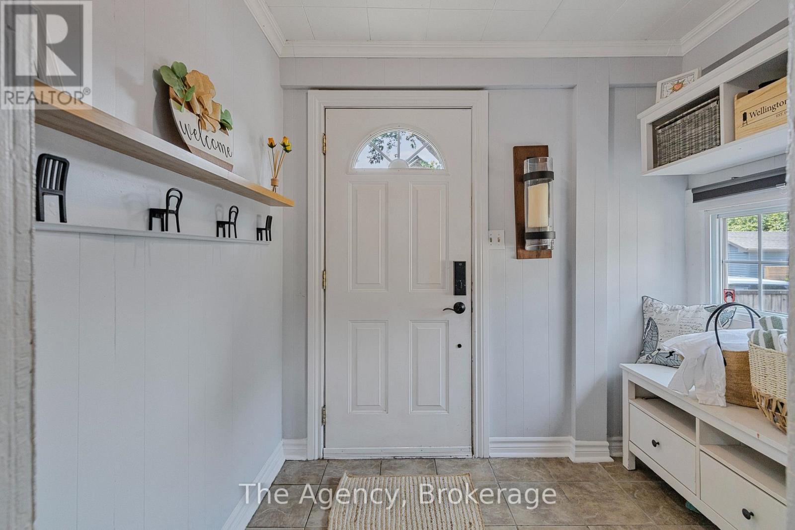 1 Mareve Avenue, Hamilton (Hamilton Beach), ON - Indoor