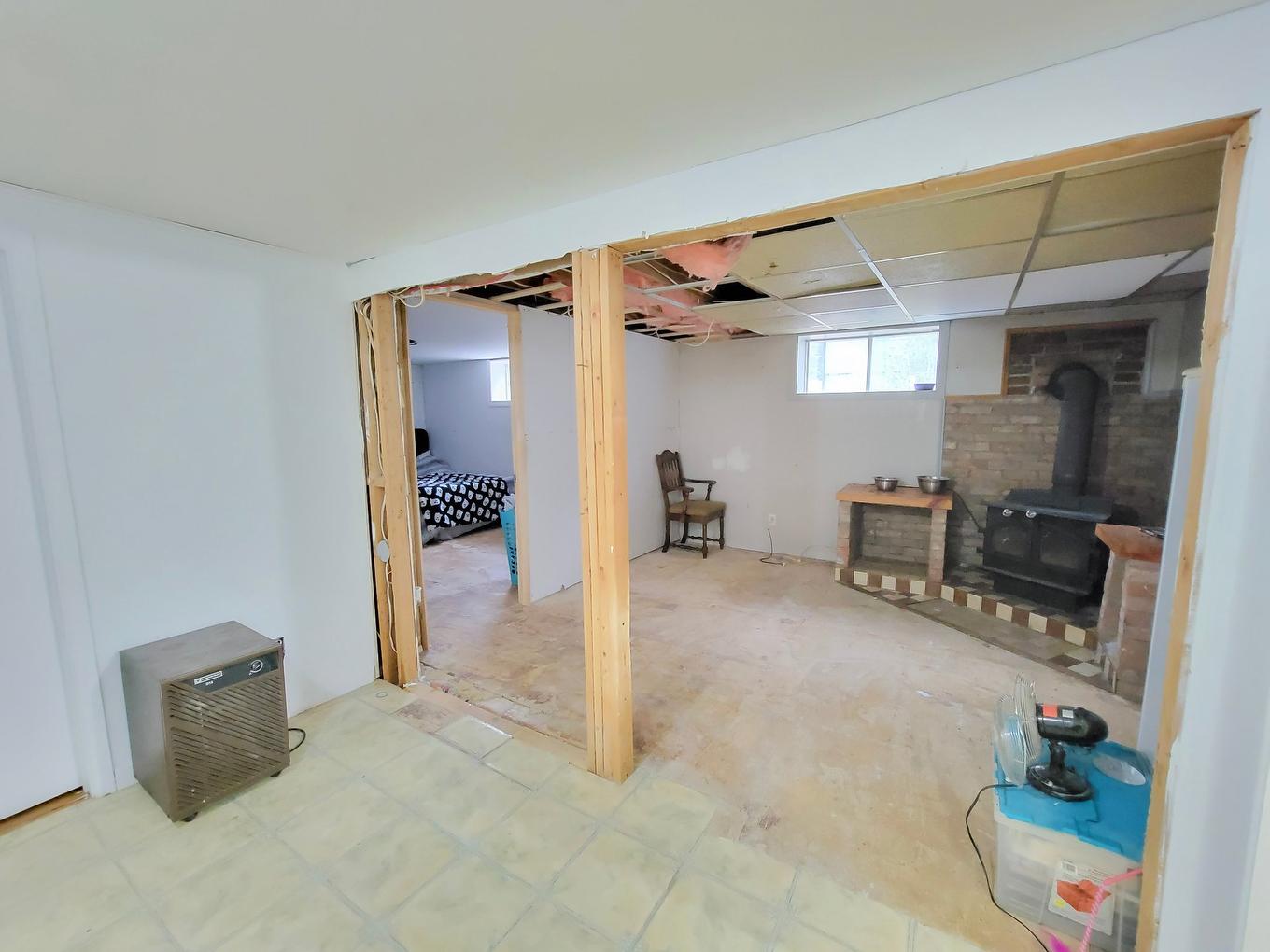 Salon - 89 Rue Des Colibris, Lachute, QC - Indoor Photo Showing Basement