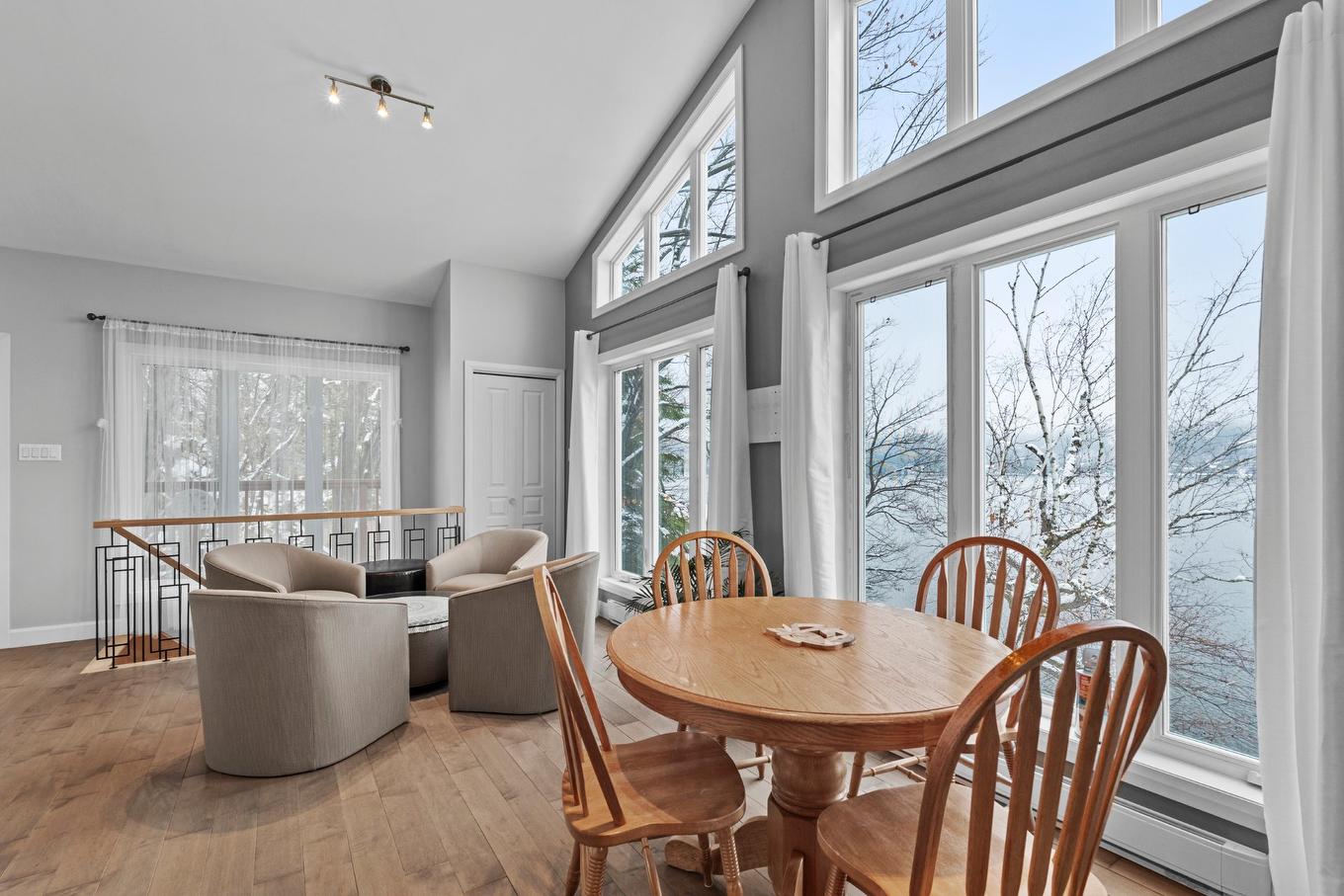 Salle à manger - 700 Rue Du Cap, Saint-Hippolyte, QC - Indoor Photo Showing Dining Room