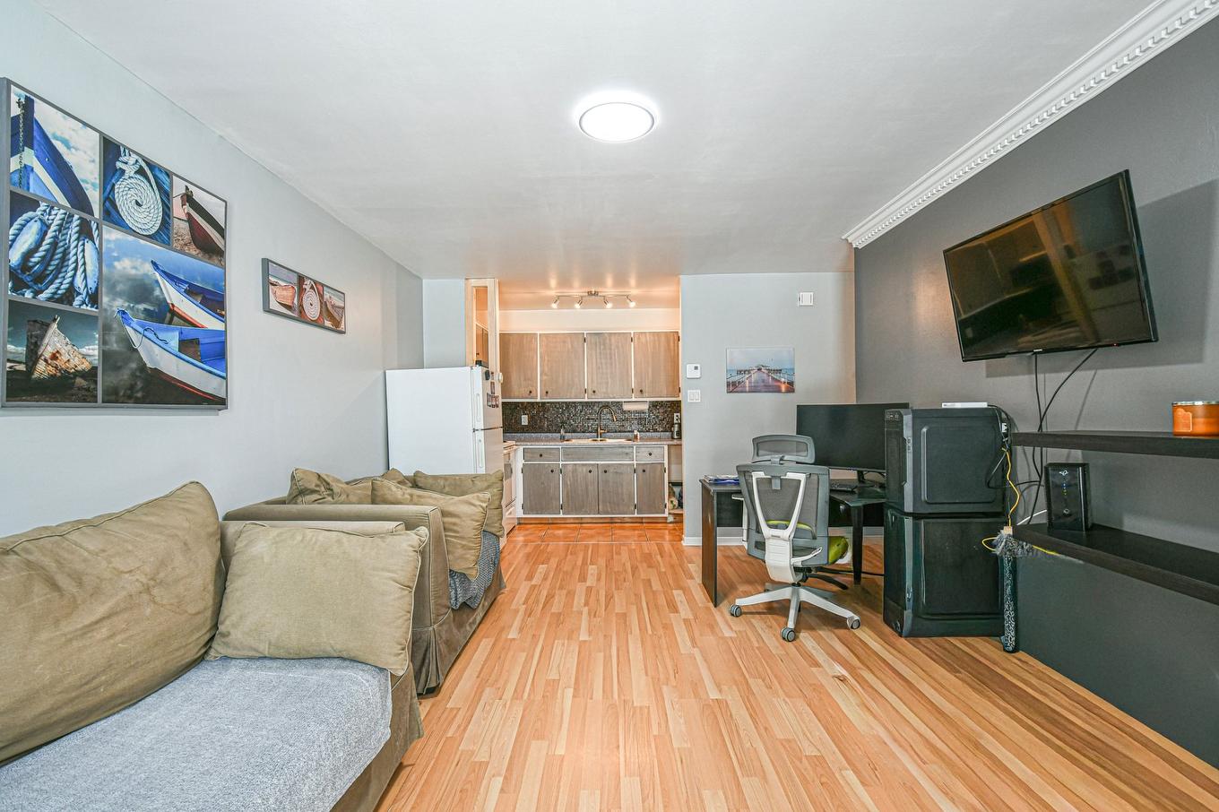 Salon - 90 Rue Desjardins, Sainte-Agathe-Des-Monts, QC - Indoor