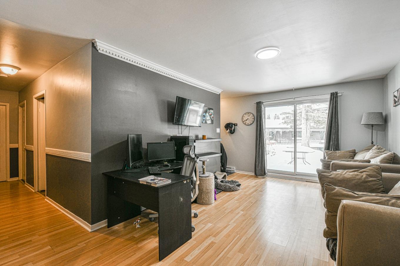 Salon - 90 Rue Desjardins, Sainte-Agathe-Des-Monts, QC - Indoor