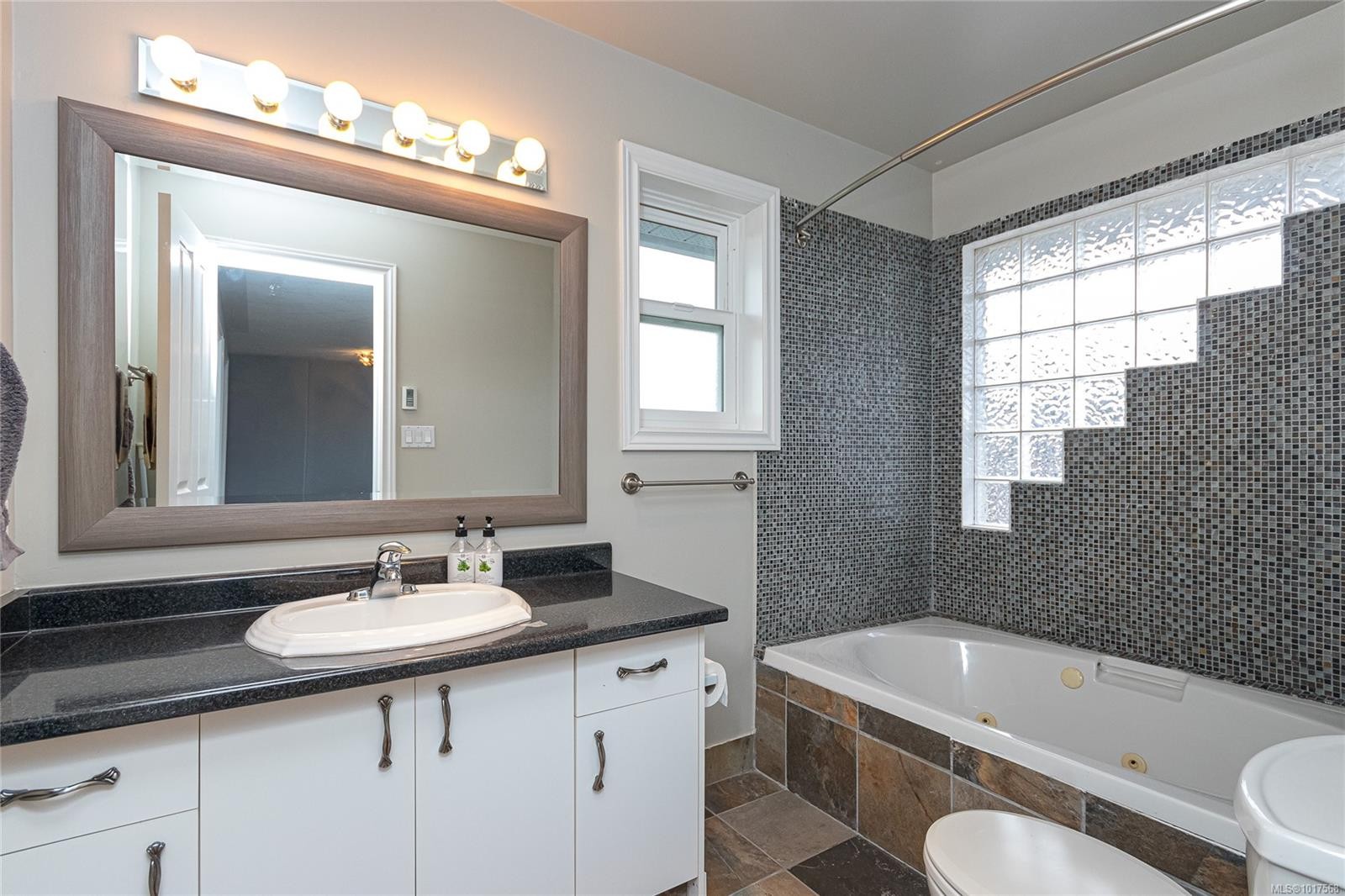 1405 Anna Clare Pl, Saanich, BC