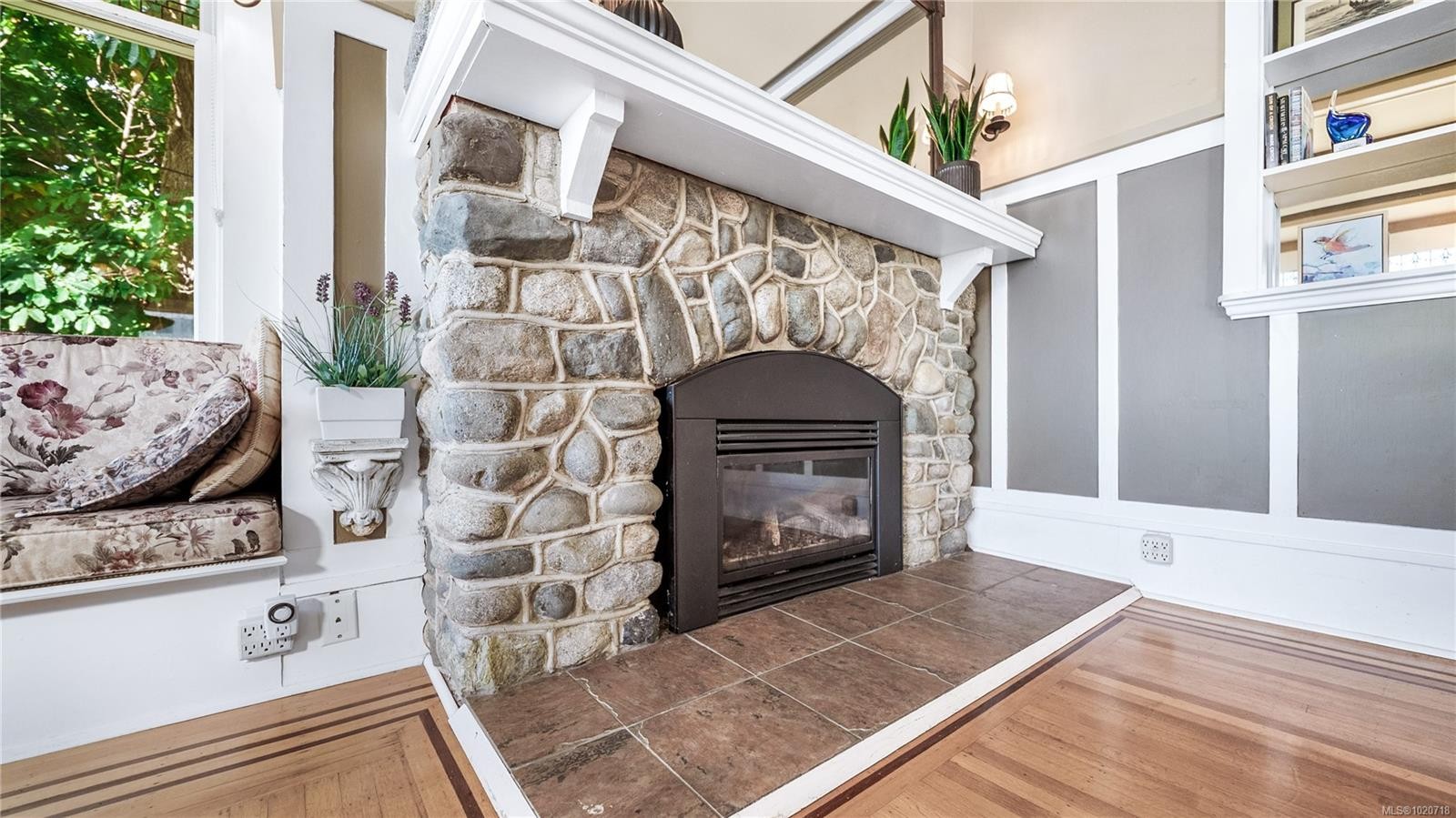 1124 Dallas Rd, Victoria, BC - Indoor With Fireplace