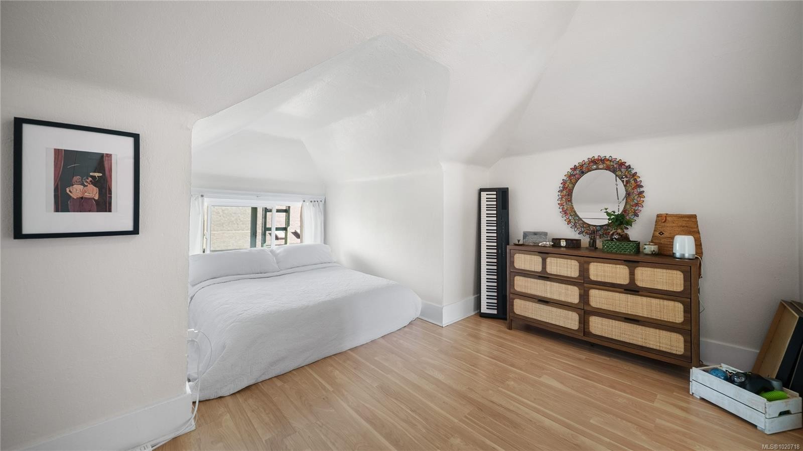 1124 Dallas Rd, Victoria, BC - Indoor Photo Showing Bedroom